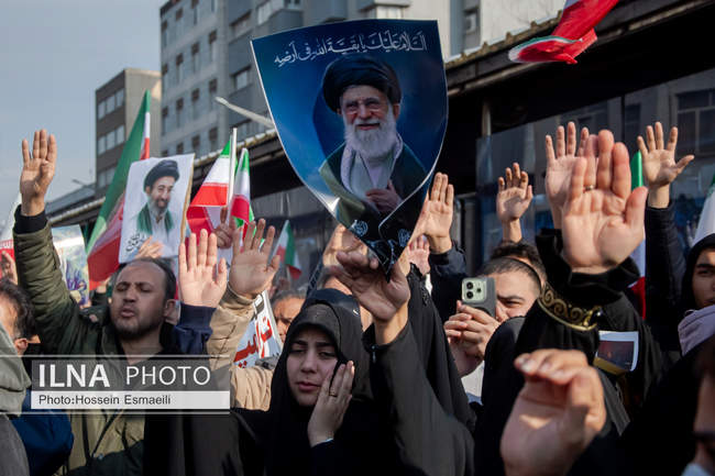  مراسم بیعت با سومین رهبر انقلاب اسلامی در تهران / 2