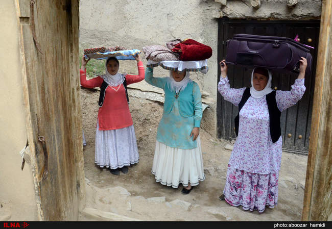 مراسم عیدی بران (بردن هدیه برای نوعروس) در روستاهای گیلان‎