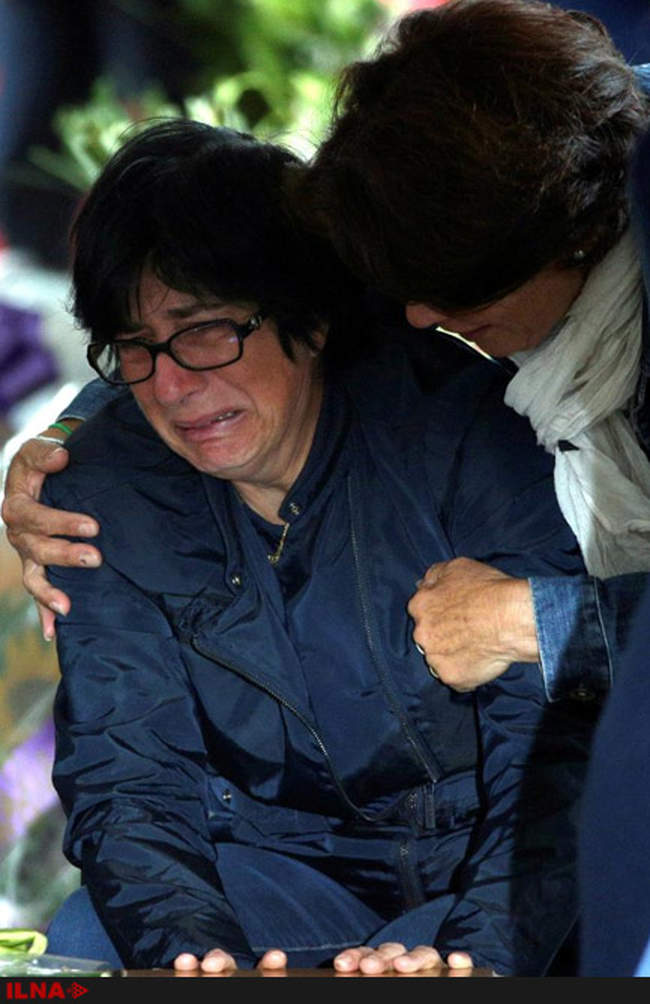 عزاداری خانواده اندوهگین برای از دست دادن عزیزان خود در منطقه زلزله �