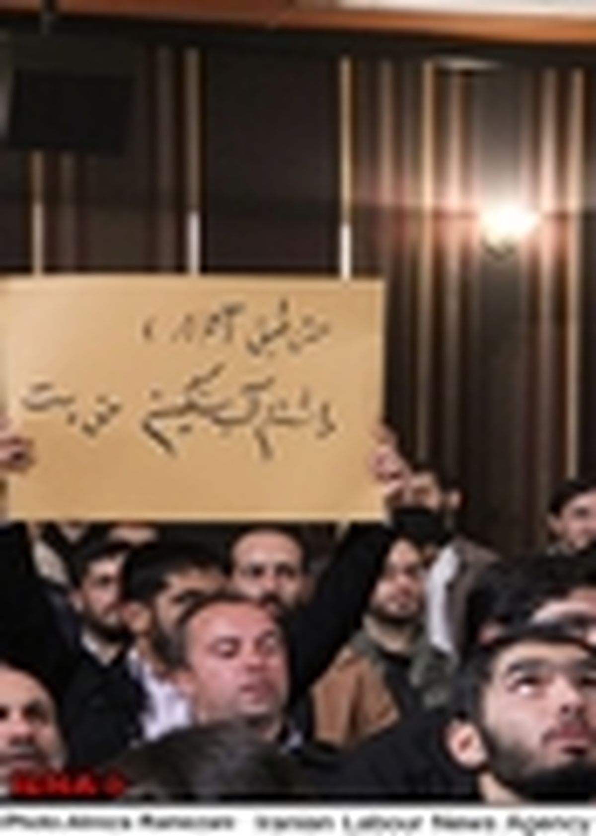 دست دادن با قدرت‌های استکباری معنایش پذیرش تحقیر است