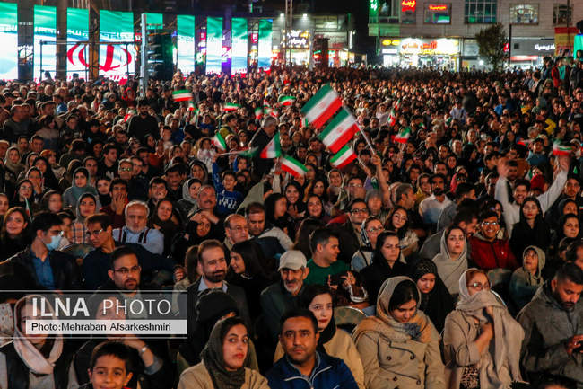 رونمایی از مجسمه «زانو زنندگان برابر ایران»