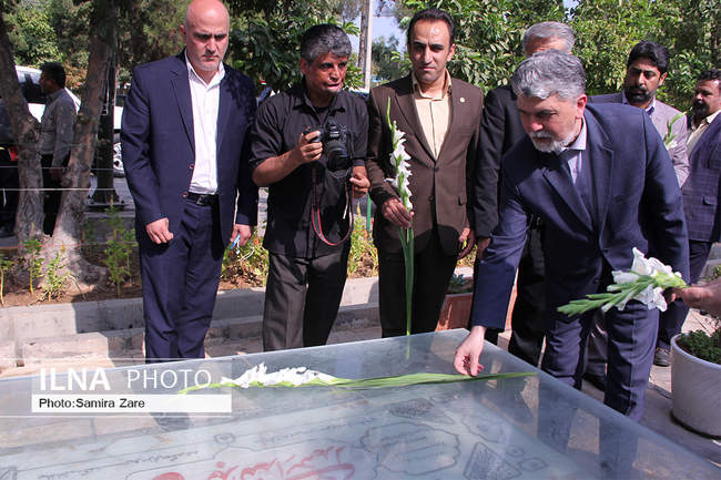 حضور وزیر ارشاد در گلزار شهدای شیراز 