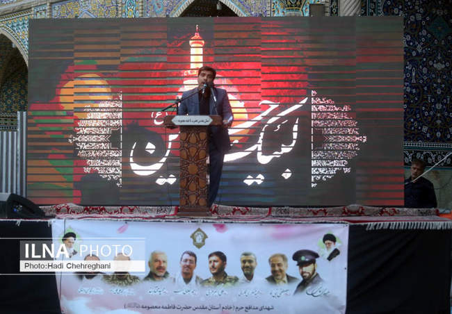 نصب پرچم حرم اباعبدالله الحسین (ع) بر گنبد حرم حضرت معصومه ( س)