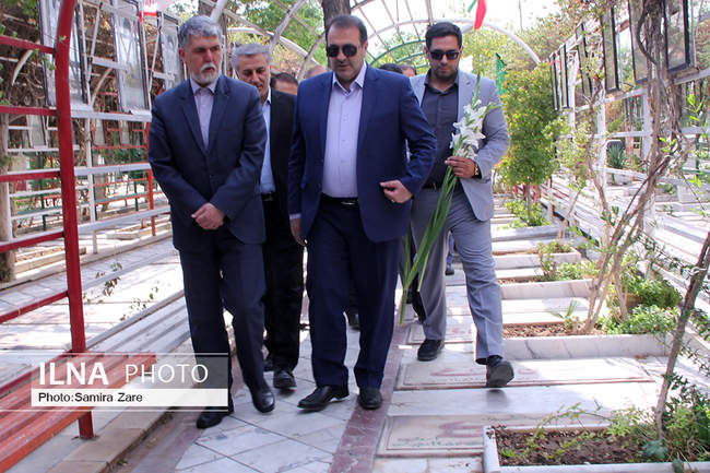 حضور وزیر ارشاد در گلزار شهدای شیراز 