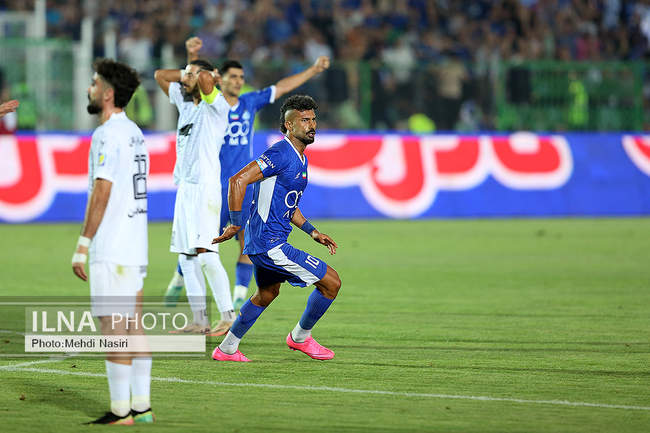 دیدار تیم های فوتبال استقلال تهران و ذوب آهن اصفهان