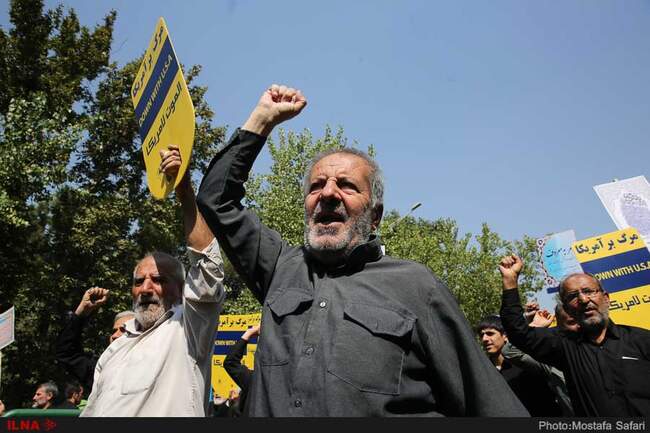 راهپیمایی نمازگزاران در اعتراض به سخنان رئیس جمهور آمریکا