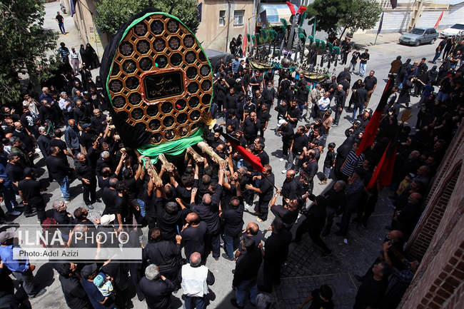 آیین نخلگردانی ظهر عاشورا در تفرش

