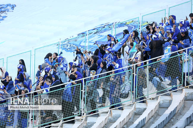 تصاویری از اولین حضور بانوان در لیگ برتر فوتبال  در ورزشگاه آزادی