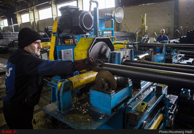 سایه های خمیده کارگران را دریابیم