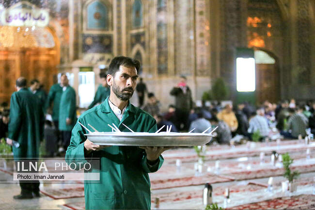 پذیرایی افطار از زائران در ورودی حرم امام رضا(ع)