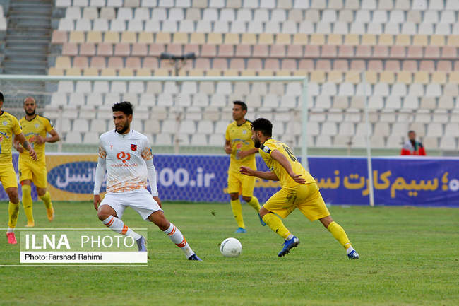 دیدارتیم های فوتبال  فجرشهیدسپاسی شیراز ومس رفسنجان