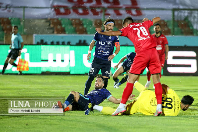 دیدار تیمهای فوتبال پرسپولیس و پیکان