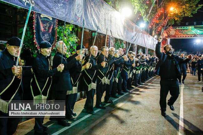 مراسم شاه حسین گویان در تکیه مکتب تشیع در شب عاشورا