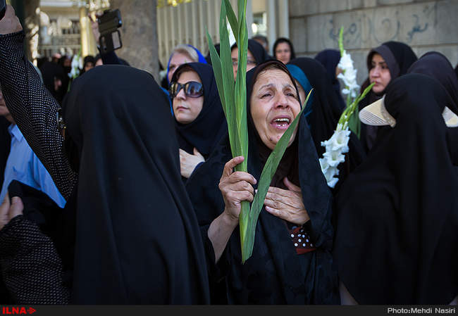 تشییع پیکردوتن از شهدای مدافع حرم در بازار تهران