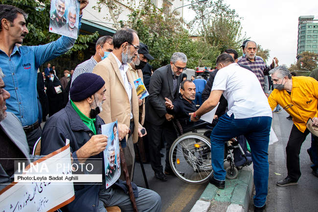 تجمع خانواده شهدا و ایثارگران مقابل سفارت آلمان 