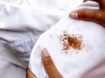 چگونه از شر لکه های کهنه لباس خلاص شویم؟