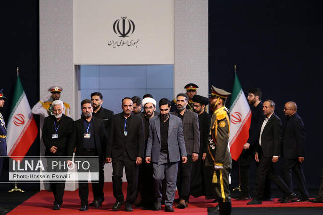 ادای احترام سران قوا و مسئولان نظام به پیکر آقای شهید ایران