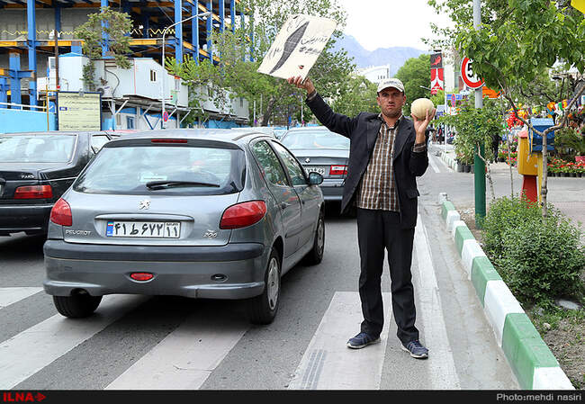 کارگران ایستاده اند...