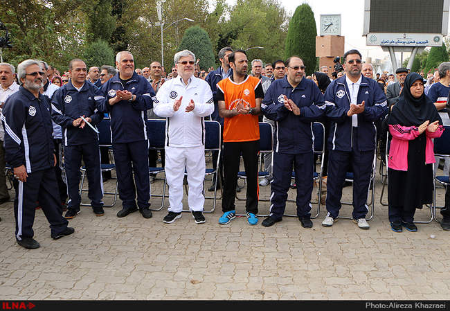 پیاده روی بازنشستگان سازمان تامین اجتماعی به همراه وزیر کار و امور ا�