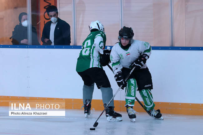 مسابقات هاکی رو یخ بانوان