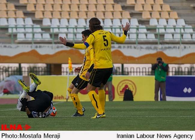 بازی صبای قم و سپاهان اصفهان در ورزشگاه یادگار امام شهر قم