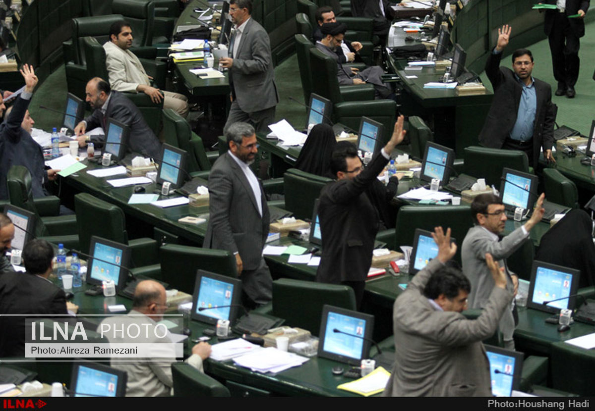 چند نماینده در اعتراض به هیات رییسه٬ صحن علنی را ترک کردند
