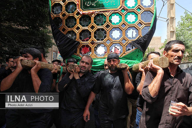آیین نخلگردانی ظهر عاشورا در تفرش
