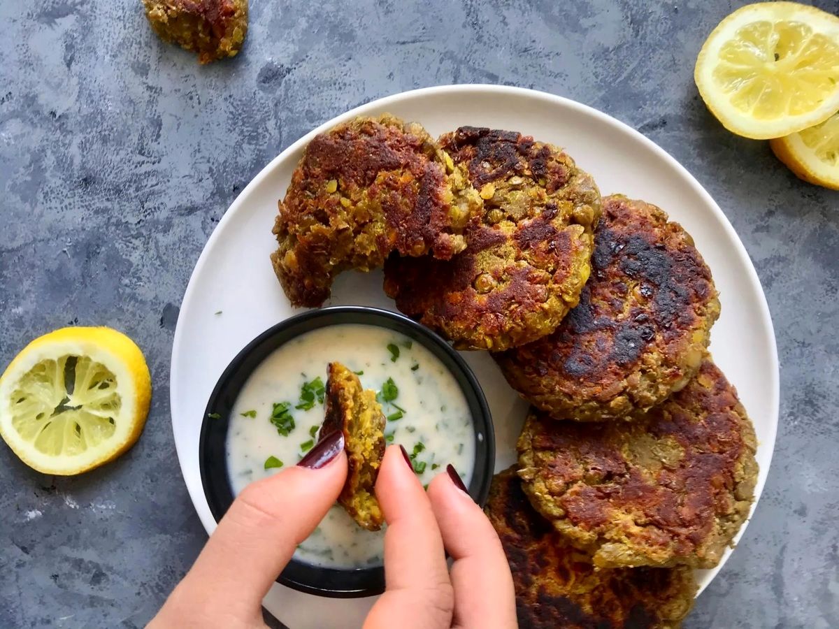 طرز تهیه کتلت عدس خانگی؛ یک غذای گیاهی و دلچسب