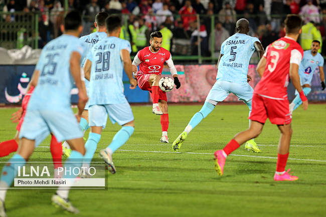 دیدار تیمهای فوتبال پرسپولیس تهران و گل گهر سیرجان