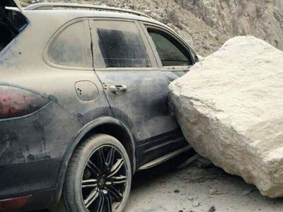ریزش سنگ بر روی خودرو در محور کندوان 3 مصدوم بر جای گذاشت