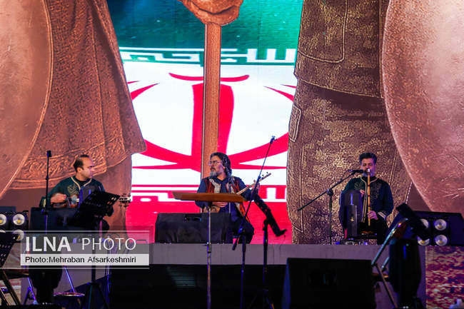 رونمایی از مجسمه «زانو زنندگان برابر ایران»