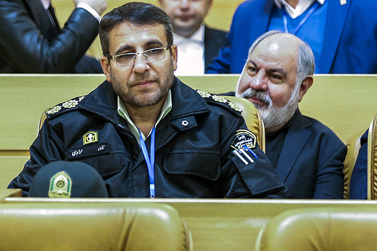 ساماندهی ویترین واحدهای صنفی عرضه‌کننده پوشاک در پایتخت