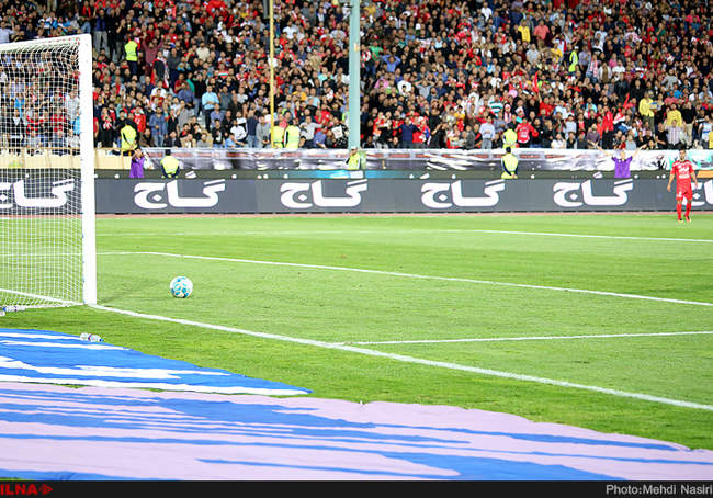 مسابقه فوتبال بین دوتیم پرسپولیس تهران و نفت تهران