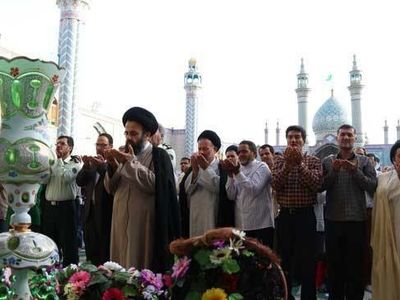 برپایی‌نمازعیدفطر به امامت امام‌جمعه آران و بیدگل درحرم محمدهلال‌بن علی(ع)