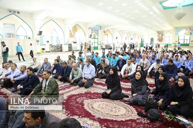 غبار روبی گلزار شهدا به مناسبت آغاز هفته کارگر در بندرعباس