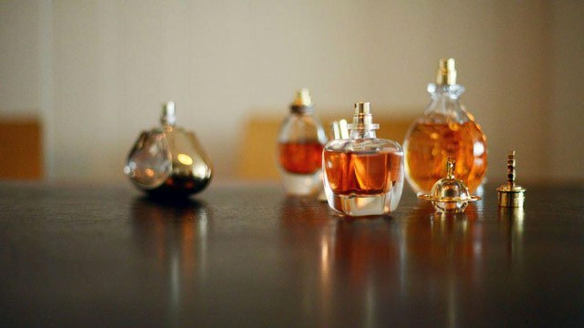 عطرهایی که چند روز روی لباس شما می‌مانند!