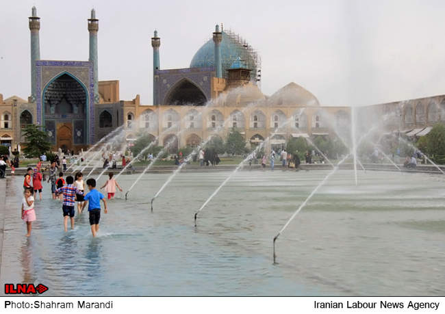  آب‌ بازی کودکان در میدان امام اصفهان