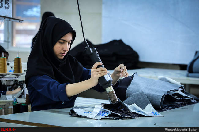 بازدید معاون توسعه اشتغال وزیر کار از کارخانه روناک جین