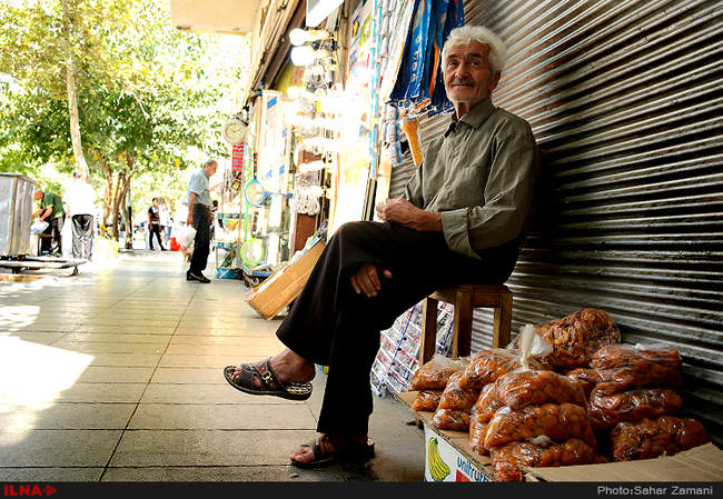 شانه های خسته ای که همچنان بار زندگی را تحمل می کنند