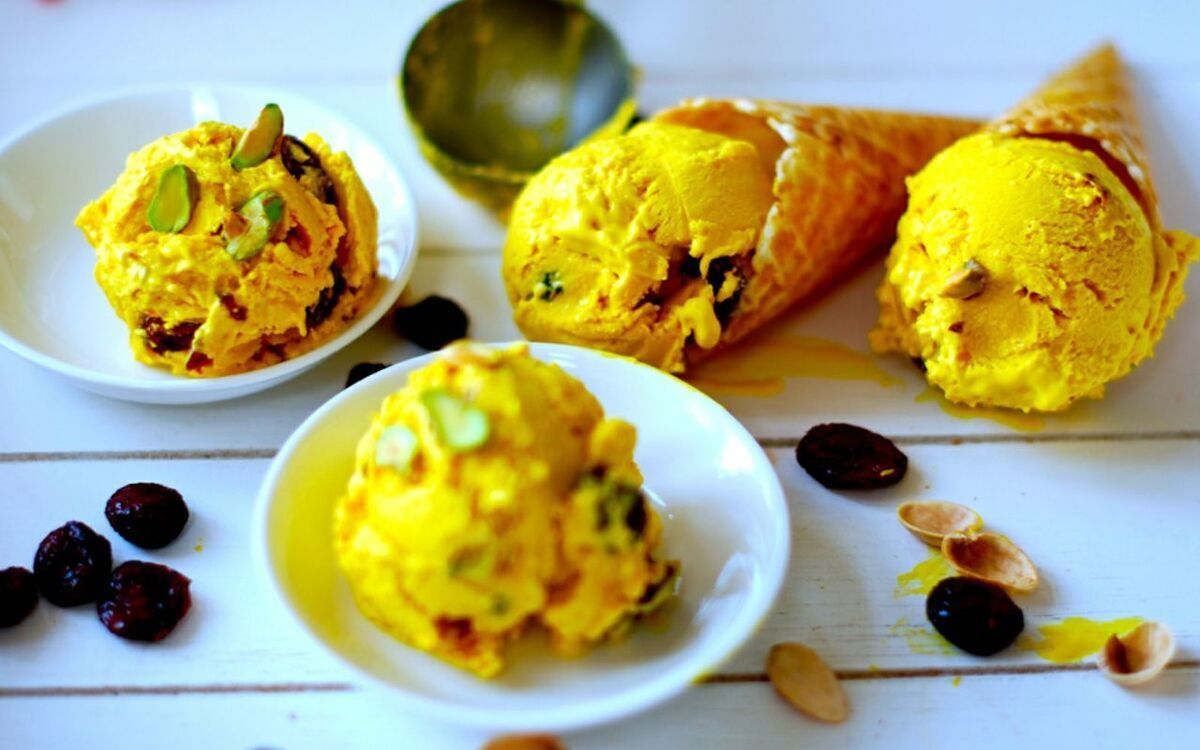 ۵ نکته مهم برای تهیه بستنی سنتی زعفرانی در منزل