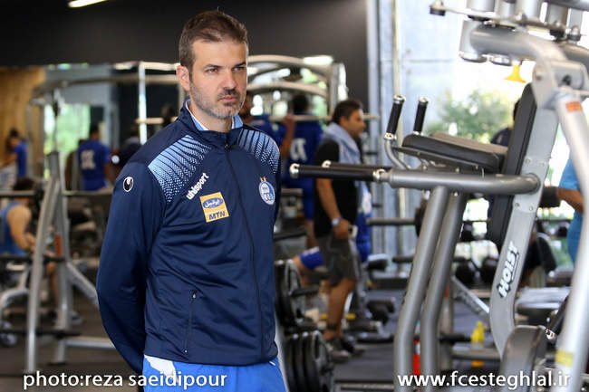 تمرین وزنه بازیکنان استقلال با حضور بازیگر سینما و تلویزیون(گزارش تص