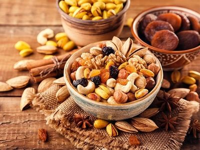 آشنایی با 6 مزیت مصرف آجیل و خشکبار برای سالمندان