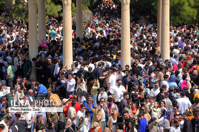 تحویل سال نو در آرامگاه حافظ