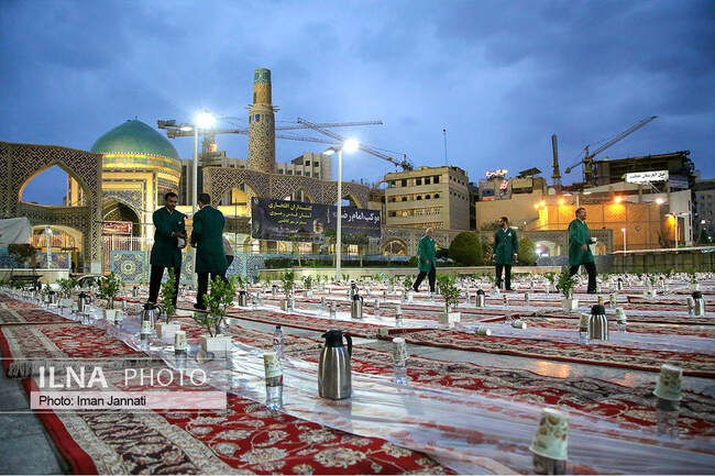 پذیرایی افطار از زائران در ورودی حرم امام رضا(ع)