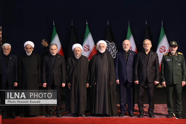 ادای احترام سران قوا و مسئولان نظام به پیکر آقای شهید ایران