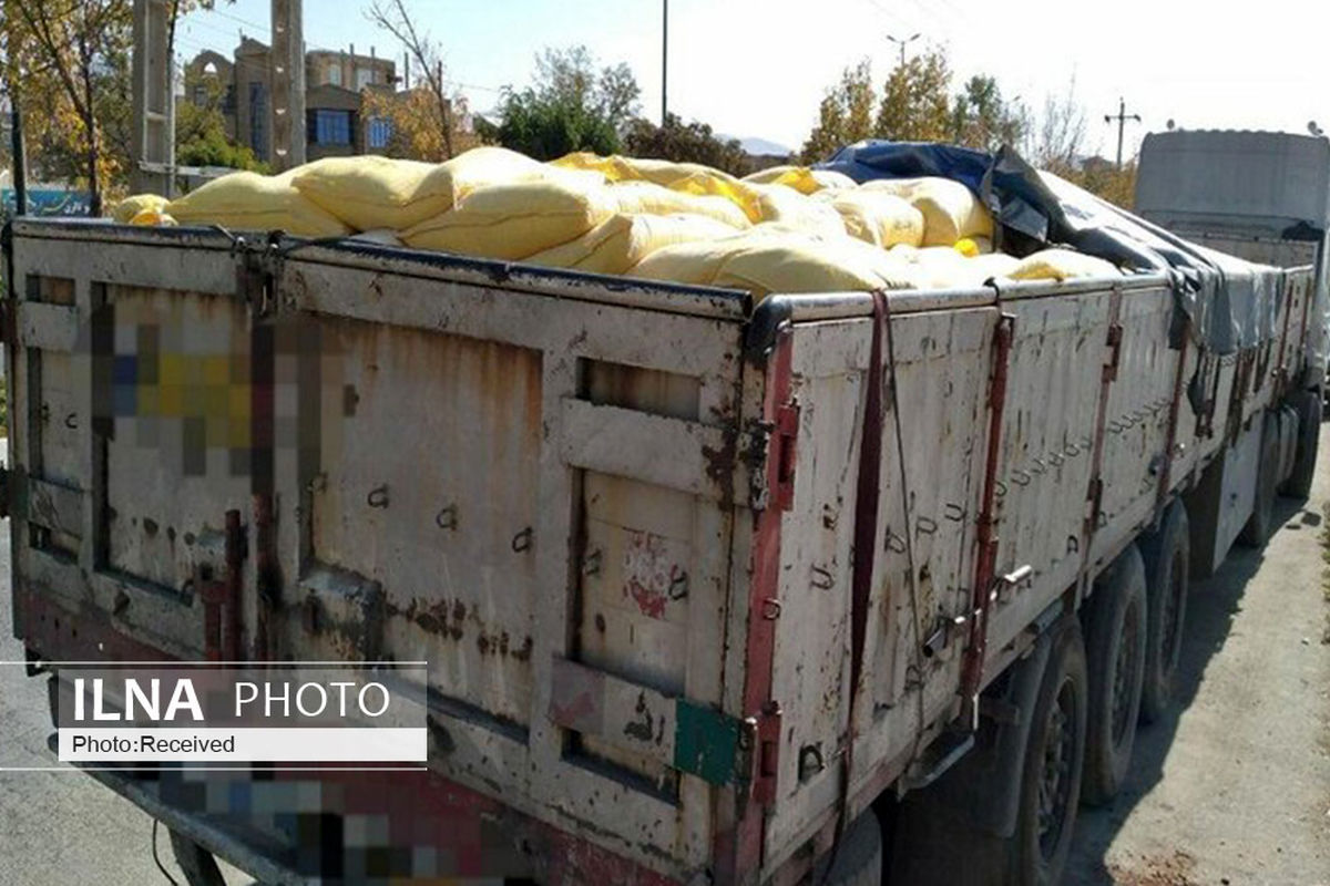 خودروی حامل آرد قاچاق در تاکستان توقیف شد