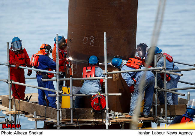 کارگران ایستاده‌اند... (1)