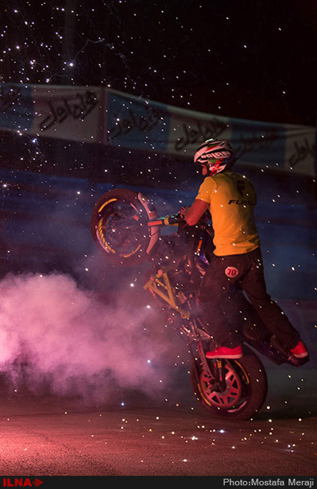 حرکات نمایشی انفرادی موتور ریس توسط سامان قنبرزاده قهرمان آسیا در پا