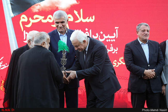 آیین برافراشتن پرچم عزا بر فراز بلندترین سکوی پرچم ایران