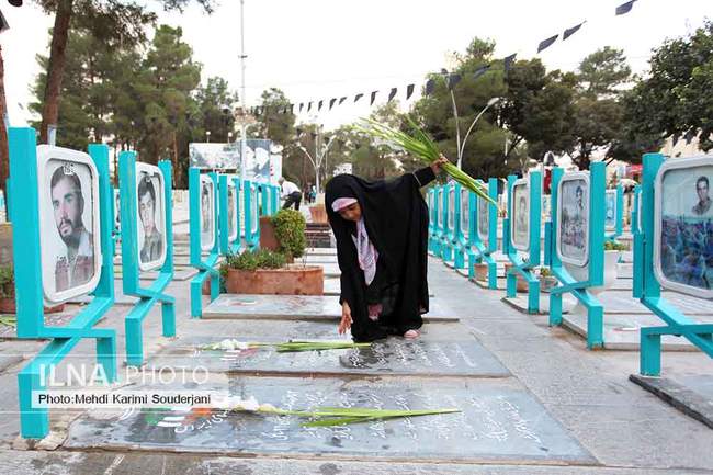 غبار روبی و گل افشانی گلستان شهدای اصفهان